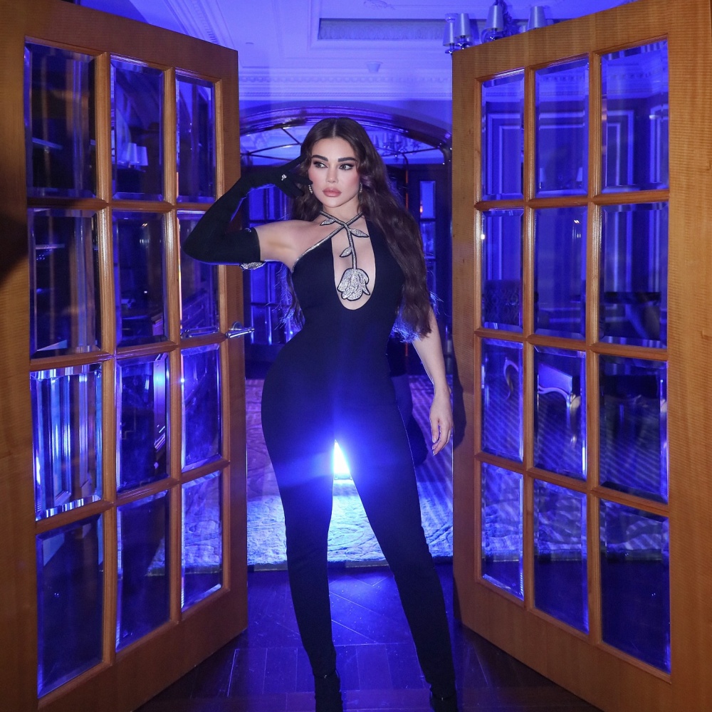 هيفاء وهبي بتصاميم مجوهرات لامعة أضفت الكثير من البهاء